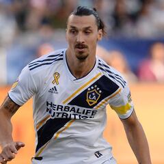 Zlatan Ibrahimovic gives himself a top-flight birthday present