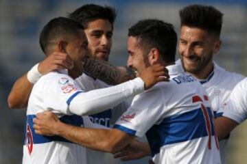 Fútbol, Universidad Católica v Palestino.
Décima fecha, campeonato de Apertura 2015.
El jugador de Universidad Católica, Jeisson Vargas, izquierda, celebra con sus compañeros su gol contra Palestino durante el partido de primera división disputado en el e