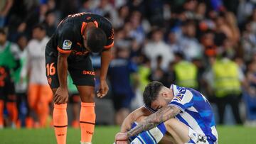 SAN SEBASTIÁN, 06/11/2022.- El delantero brasileño del Valencia Samuel Lino (i) y el centrocampista español de la Real Sociedad Mikel Merino (d), al término del partido correspondiente a la decimotercera jornada de LaLiga entre Real Sociedad y Valencia CF disputado este domingo en el Reale Arena de San Sebastián. EFE/ Javier Etxezarreta
