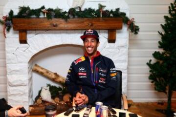 Daniel Ricciardo con los medios de comunicación en la pista de esqui Snozone en Milton Keynes 