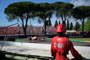 Un bombero observa el Ferrari de Lewis Hamilton durante la clasificación.
