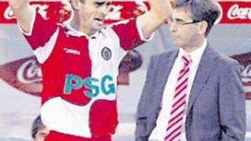 <b>ENFADADO. </b>Mariano Pernía abandonó airado el césped al recibir la segunda tarjeta amarilla.