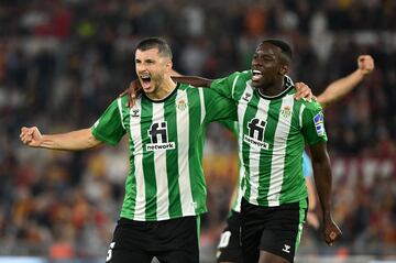 1-1. Guido Rodríguez celebra el primer gol con Luiz Henrique.