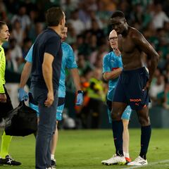 Diakhaby se marcha en volandas al vestuario