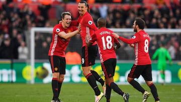 Ibrahimovic celebra su gol frente al Swansea con Phil Jones, Ashley Young y Juan Mata.