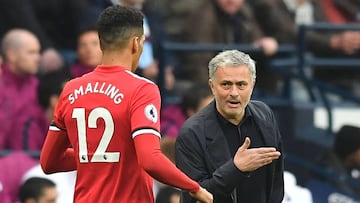 Jose Mourinho da &oacute;rdenes a Chris Smalling en el partido ante el City 