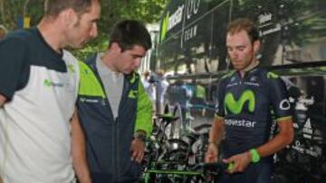 Alejandro Valverde, junto al autobús del equipo.