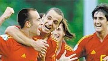 <b>UN HÉROE ROMÁNTICO. </b>Borja Valero corre a celebrar el gol que vale un Europeo Sub-19. Tras una acción espectacular, definió el triunfo español.