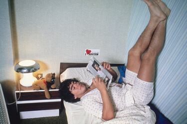 Maradona descansando en su casa, alrededor de 1980.