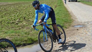 Alejandro Valverde rueda por uno de los tramos de pav&eacute;s de la Par&iacute;s-Roubaix en el reconocimiento de la etapa de adoquines del Tour de Francia 2018.