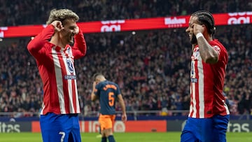 Griezmann y Memphis celebran el gol del segundo al Valencia en el Metropolitano.