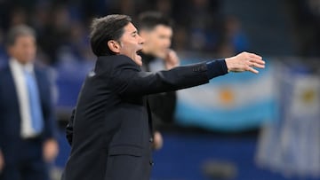 OVIEDO, 23/04/2026.- El entrenador del Villarreal, Marcelino García Toral, durante el partido de LaLiga de fútbol que Real Oviedo y Villarreal disputan este jueves en el estadio Carlos Tartiere. EFE/Eloy Alonso