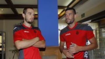 Pau López y Kiko Casilla, ayer en Vielha.