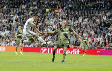 La llegada del conjunto polaco en octubre de 2016 venía precedida por la hostilidad de sus seguidores más radicales: ya habían ocasionado violentos problemas en su visita a Dortmund, y por eso la UEFA determinó que sus encuentros se jugasen a puerta cerrada. En Madrid, pese a provocar algunos altercados, no hubo muchos problemas. Además, la rápida reacción de los blancos, que marcaron dos goles entre el minuto 15 y el 19 sentenciaron el partido. Cristiano, que estaba a dos goles de llegar al centenar de tantos en la Champions, no marcó. Quien sí lo hizo fue Marco Asensio, que debutaba en la competición continental, y marcó el tercer tanto de los blancos… 
