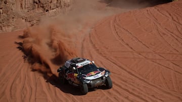 Carlos Sainz durante la octava etapa del Dakar 2021.