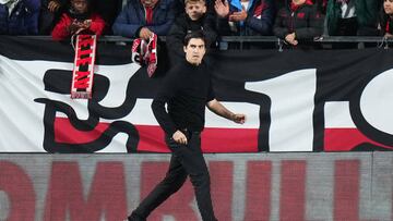 MADRID, SPAIN - NOVEMBER 07: Andoni Iraola, Head Coach of Rayo Vallecano leaves the pitch after being shown a red card during the LaLiga Santander match between Rayo Vallecano and Real Madrid CF at Campo de Futbol de Vallecas on November 07, 2022 in Madrid, Spain. (Photo by Angel Martinez/Getty Images)