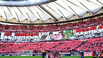 Tifo en la grada del Metropolitano durante el Atlético-Valencia de Liga.