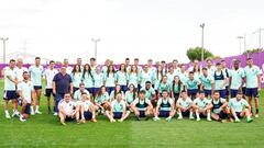 Foto de familia de los primeros equipos del Real Valladolid masculino y femenino.