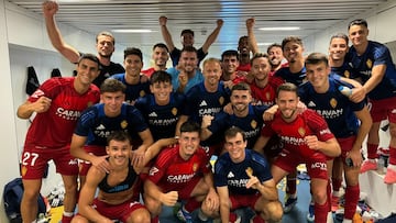 Los jugadores del Zaragoza celebran en el vestuario su triunfo en Cádiz.