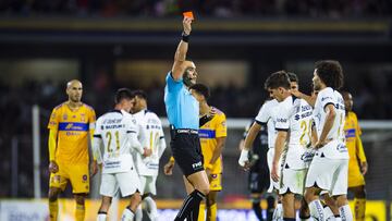 Central referee Marco Antonio Ortiz shows red card to Santiago Trigos of Pumas during the Semifinals first leg match between Pumas UNAM and Tigres UANL as part of Torneo Apertura 2023 Liga BBVA MX, at Olimpico Universitario Stadium, December 07, 2023, in Mexico City.