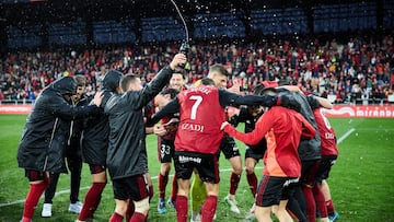 Los jugadores del Mirand¨¦s celebran la ¨²ltima victoria en Anduva junto a sus aficionados.