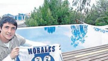 <b>DIEZ AÑOS DE UN 'CRACK'. </b>Ángel Morales recibió ayer a AS en su domicilio. Posó con la camiseta de su debut y la tarta del aniversario.