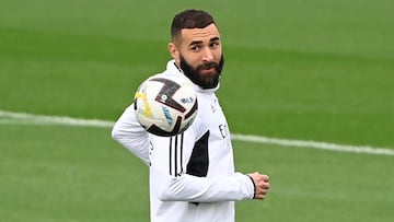 Real Madrid's French forward Karim Benzema wears golden shoes refering to his 2022 Ballon d'or Award as he attends a training session at the Ciudad Real Madrid training complex in Valdebebas, outskirts of Madrid, on October 21, 2022. (Photo by PIERRE-PHILIPPE MARCOU / AFP)