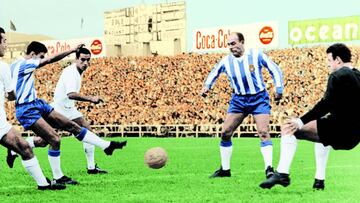 Alfredo Di St&eacute;fano, con la camiseta del entonces Espa&ntilde;ol, contempla c&oacute;mo un compa&ntilde;ero remata ante Araquistain.