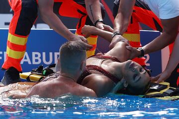 Cuando la mítica solista estadounidense, acababa su ejercicio y se detenía la música durante el mundial de Budapest, se desvaneció dentro del agua, por lo que rápidamente saltaron a la piscina la propia seleccionadora, Andrea Fuentes, vestida de calle, y un auxiliar de la competición que ha sujetado a la nadadora. 