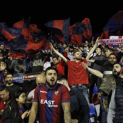 La plantilla del Levante subvenciona el viaje a Huesca para sus aficionados