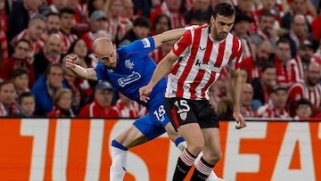 BILBAO, 17/04/2025.- El defensa del Athletic Club, Íñigo Lekue (d), disputa el balón ante el centrocampista checo del Rangers, Václav Cerny, durante el encuentro correspondiente a la vuelta de los cuartos de final de la Liga Europa que disputan hoy jueves Athletic Club y Rangers en el estadio de San Mames, en Bilbao. EFE / Miguel Toña.