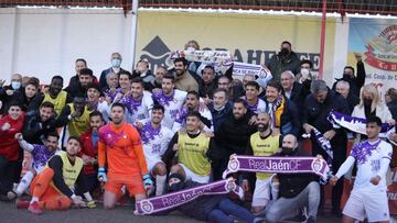 Jugadores y aficionados del Real Ja&eacute;n tras ganar en Torreperogil.