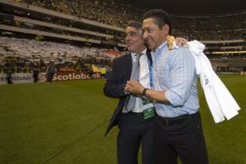 José Romano y Ambriz celebrando el título