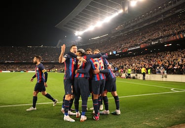 Los jugadores del Barcelona celebran el gol de Marcos Alonso.