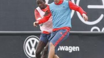 Rodrigo (d) durante un entrenamiento con el Valencia.