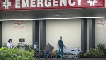 Imagen de pacientes y sanitarios con mascarillas en los exteriores del Hialeah Hospital in Hialeah, Florida.