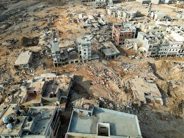 Una vista aérea de casas destruidas después de la poderosa tormenta y fuertes lluvias que azotaron Libia.
