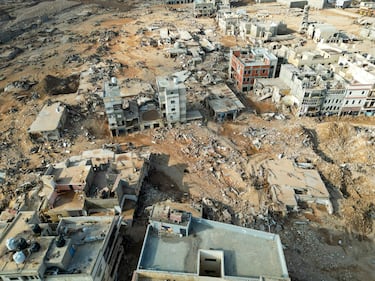Una vista aérea de casas destruidas después de la poderosa tormenta y fuertes lluvias que azotaron Libia.