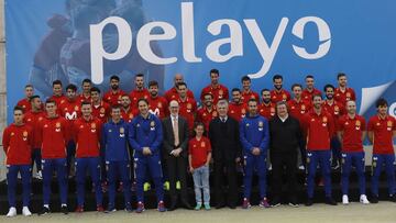 Los jugadores de la Selecci&oacute;n en el patrocinio de Pelayo. 