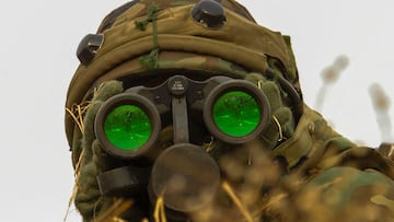 Un soldado surcoreano observa la zona desmilitarizada entre Corea del Norte y Corea del Sur.