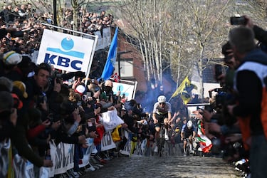 Pogacar, perseguido por Van der Poel, en uno de los tramos adoquinados.