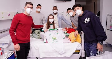 Íñigo, Pol Moreno, Cedric, Mantilla y Camus, del Racing, repartiendo regalos en el Hospital Marqués de Valdecilla.