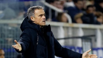 Soccer Football - Ligue 1 - Auxerre v Paris St Germain - Stade de l'Abbe-Deschamps, Auxerre, France - December 6, 2024 Paris St Germain coach Luis Enrique reacts REUTERS/Catherine Steenkeste