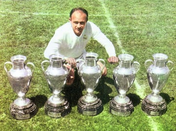 El jugador del Real Madrid, Alfredo Di Stéfano, posando junto a las cinco Copas de Europa que consiguió como blanco.