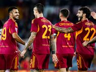 ROME (Italy), 09/11/2025.- Roma's Zeki Celik (L) celebrates with his teammates after scoring the 2-0 goal during the Italian Serie A soccer match between AS Roma and Udinese Calcio in Rome, Italy, 09 November 2025. (Italia, Roma) EFE/EPA/ANGELO CARCONI