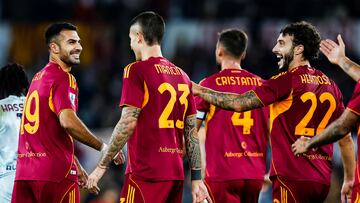 ROME (Italy), 09/11/2025.- Roma's Zeki Celik (L) celebrates with his teammates after scoring the 2-0 goal during the Italian Serie A soccer match between AS Roma and Udinese Calcio in Rome, Italy, 09 November 2025. (Italia, Roma) EFE/EPA/ANGELO CARCONI
