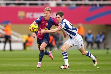 Jugada de la falta de Aritz Gabilondo a Dani Olmo. 