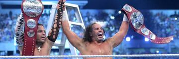 Los hermanos Matt y Jeff Hardy celebran el título por parejas del Raw.