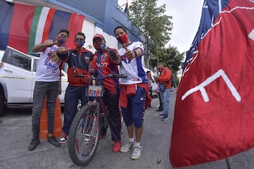 Debido a la contingencia por el Covid-19, el público no pudo estar presente en las gradas del Azul; pero un grupo de aficionados apoyó al equipo en las inmediaciones del inmueble.