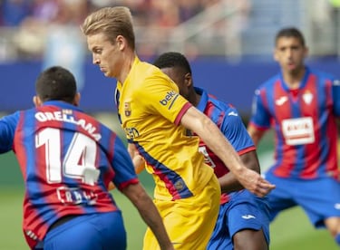 Frenkie de Jong given ovation by rival fans at Ipurua - after just 11 games for Barcelona